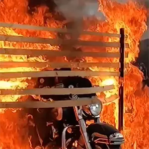 Con el Escuadrón Acrobático Águilas de Acero realizando el truco "la casa de fuego".