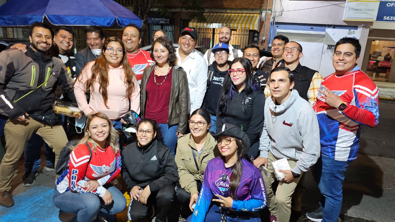 Grupo de motociclistas reunidos para donar alimentos