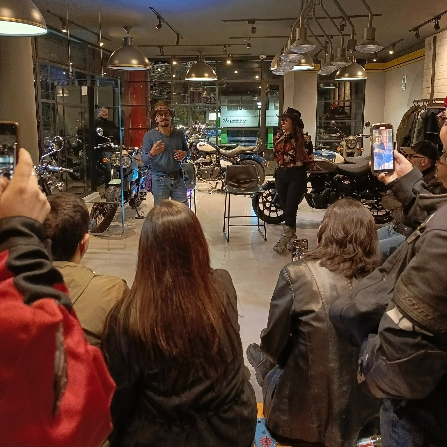 Conversatarios en Royal Enfield sobre mototurismo y vida nómada digital en Ecuador, Honduras, Perú y Colombia.