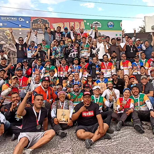 Piloto en diversas competencias on y offroad.