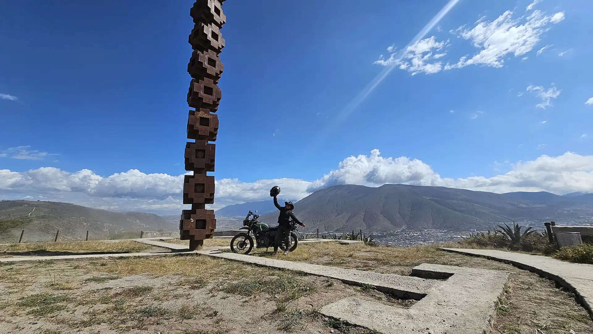 Jessie Biker Ecuador mitad del mundo verdadera