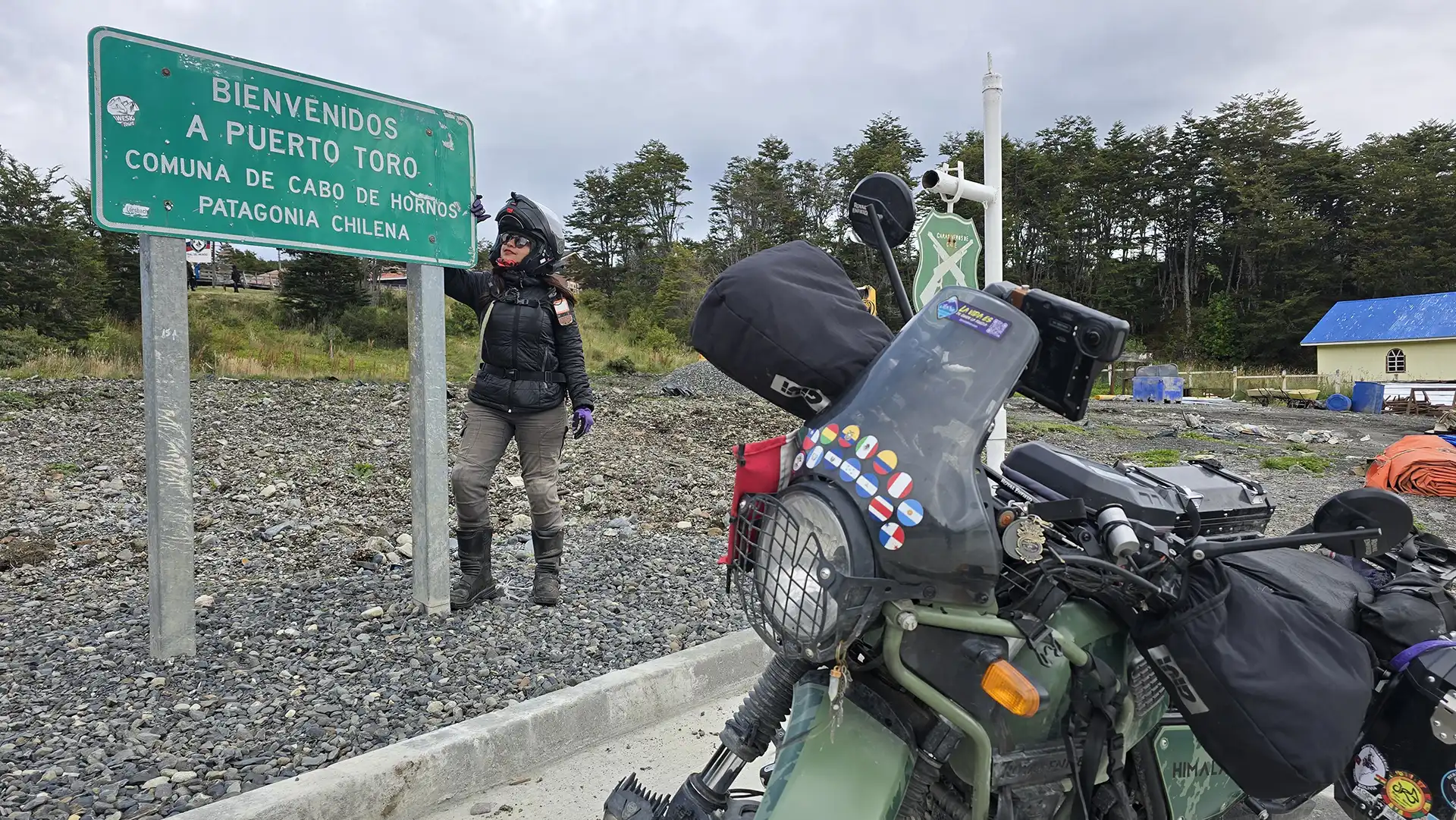 Jessie Biker recorriendo la localidad más austral del mundo en la isla navarino, Chile, Cabo de Hornos Himalayan