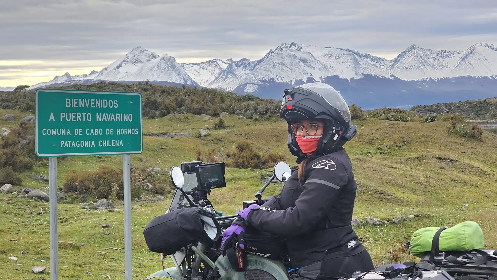 Vista panorámica de la Ruta Y-905 en la Isla Navarino, Chile, la carretera más austral de Sudamérica para motos
