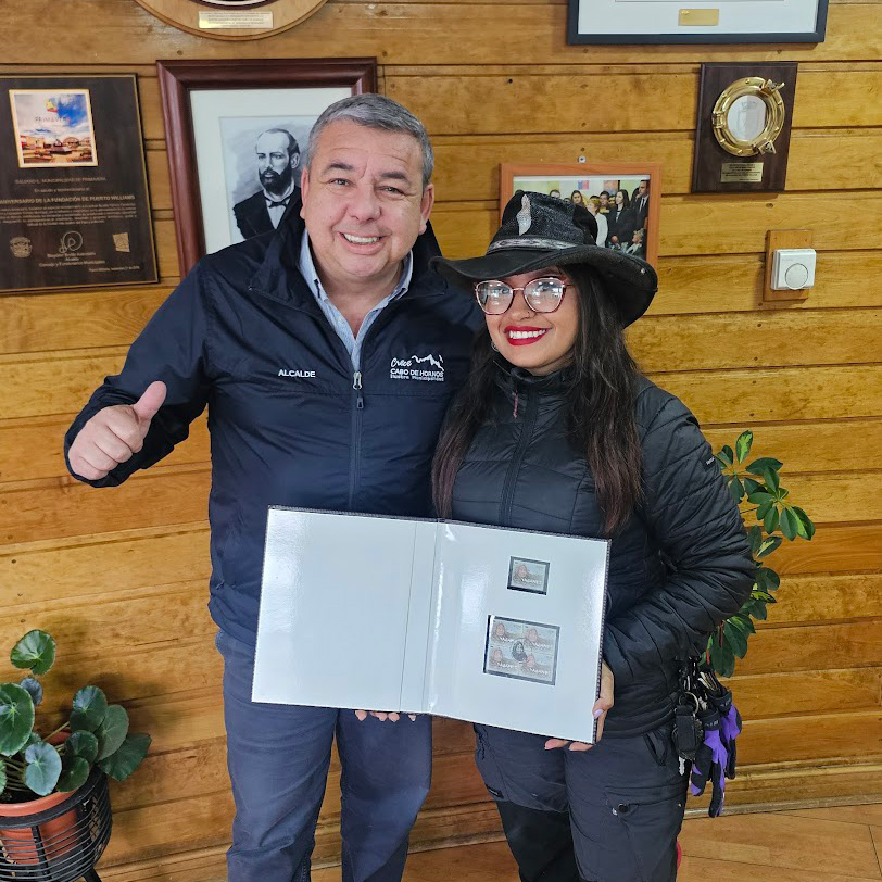 Jessie Biker con el alcalde de Cabo de Hornos, llegando hasta la localidad más austral del mundo siendo la primer piloco con copiloto en lograrlo.