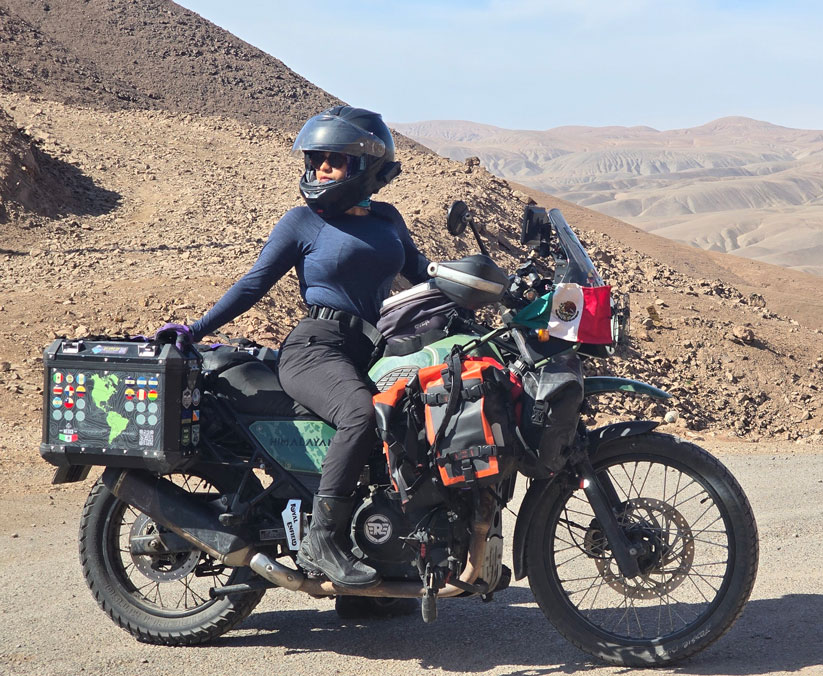 Motociclista Jessie Biker en la ruta