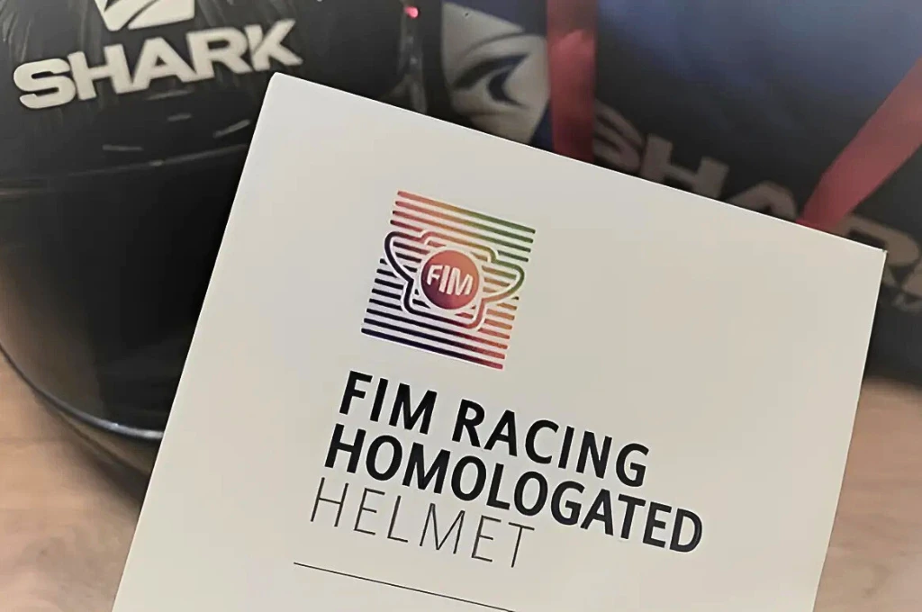 Certificación cascos: sello FIM Racing de alta competencia en pista