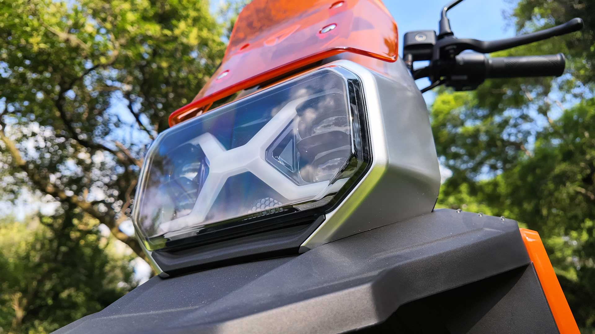 Faro LED frontal X-Factor de la Yadea GFX6