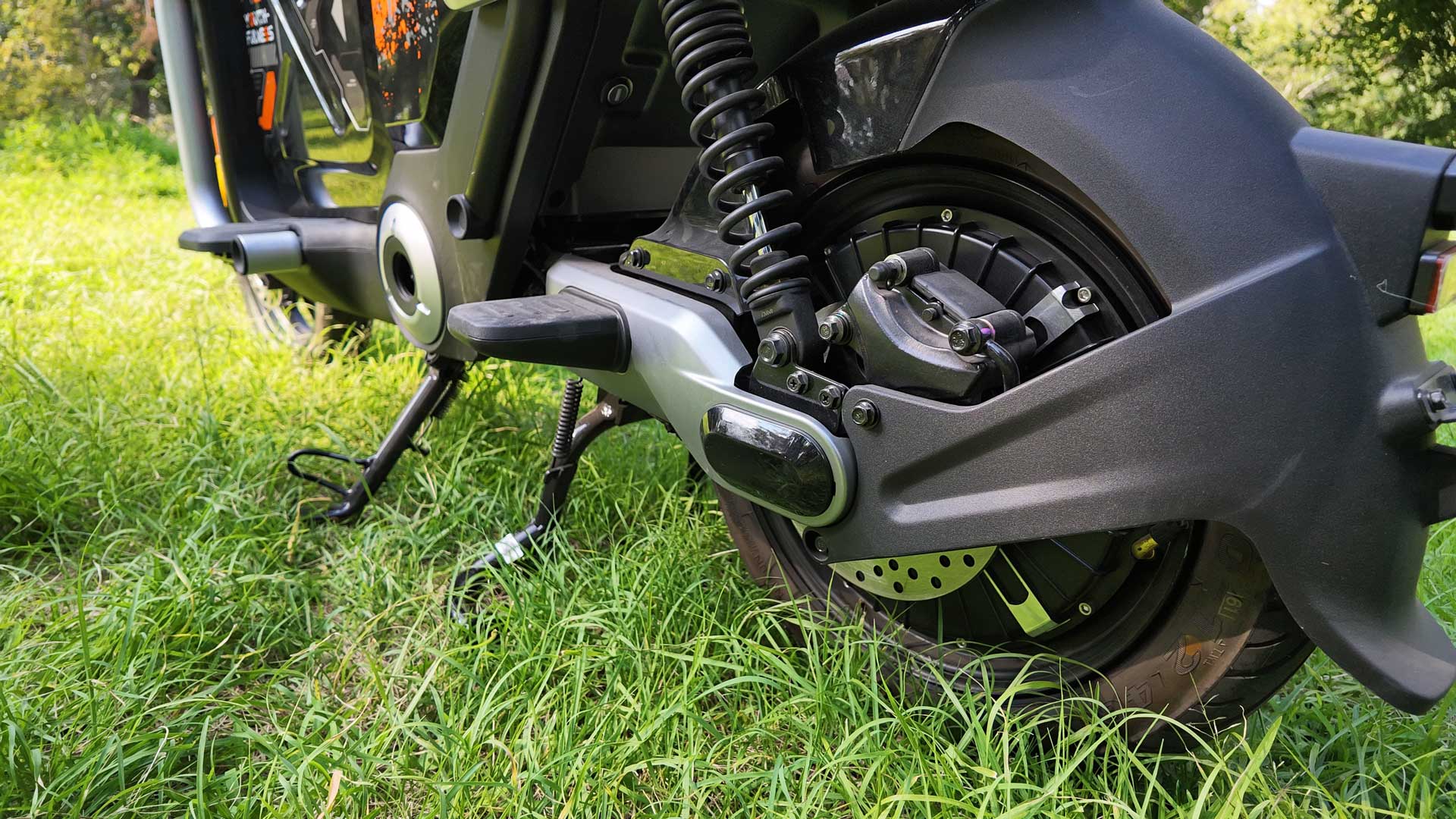 Motor TTFAR de Yadea integrado en la rueda trasera