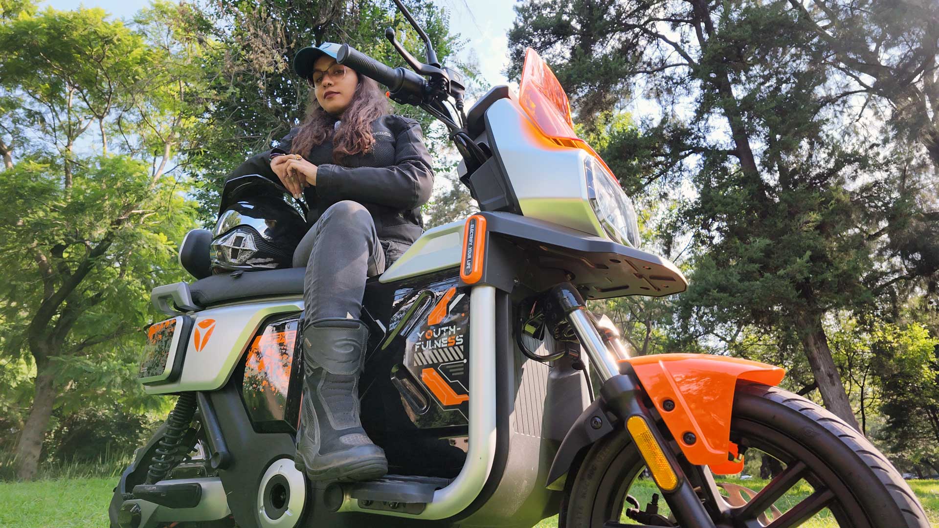 Jessie Biker posando sentada en la Yadea GFX6 en toma panorámica